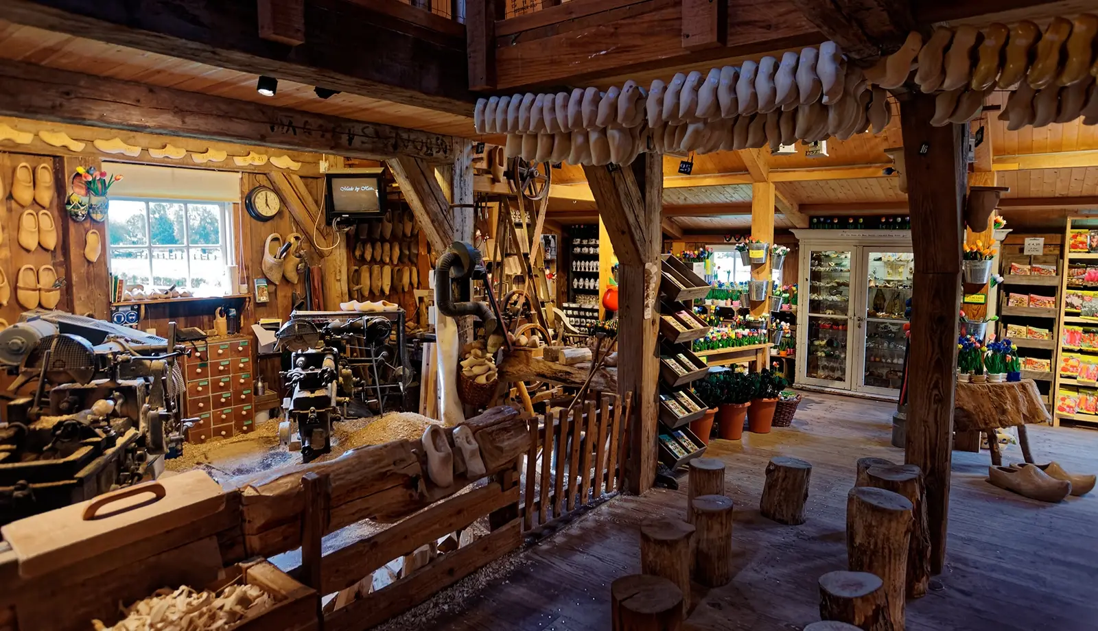 De Klompenmakerij xưởng sản xuất guốc gỗ tại làng Zaanse Schans