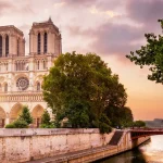 Khám phá kiến trúc tuyệt đẹp nhà thờ Đức Bà Paris bên sông Seine