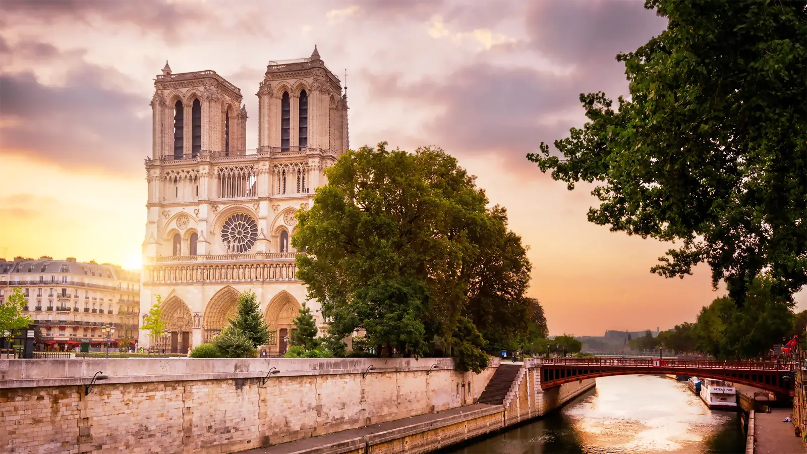Khám phá kiến trúc tuyệt đẹp nhà thờ Đức Bà Paris bên sông Seine