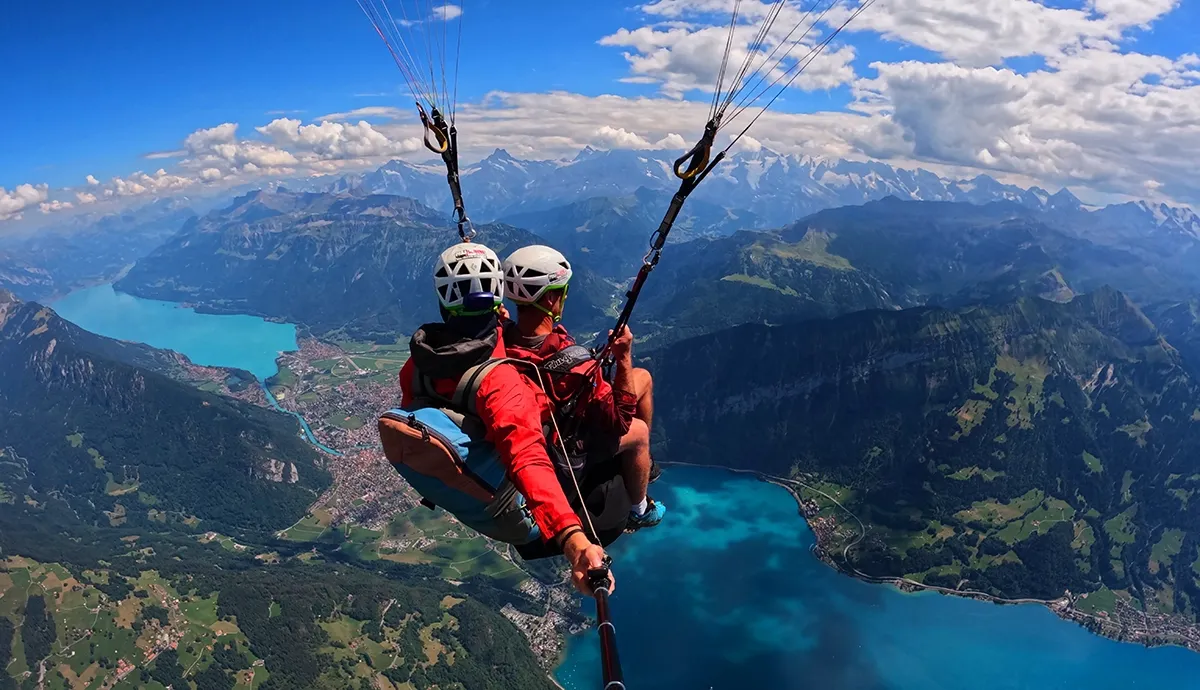 Nhảy dù là hoạt động thú vị để ngắm nhìn cảnh quan Interlaken