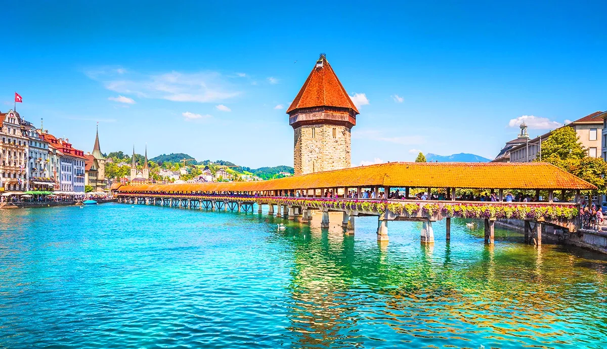 Du lịch Lucerne tham quan cầu gỗ cổ Kapellbrucke