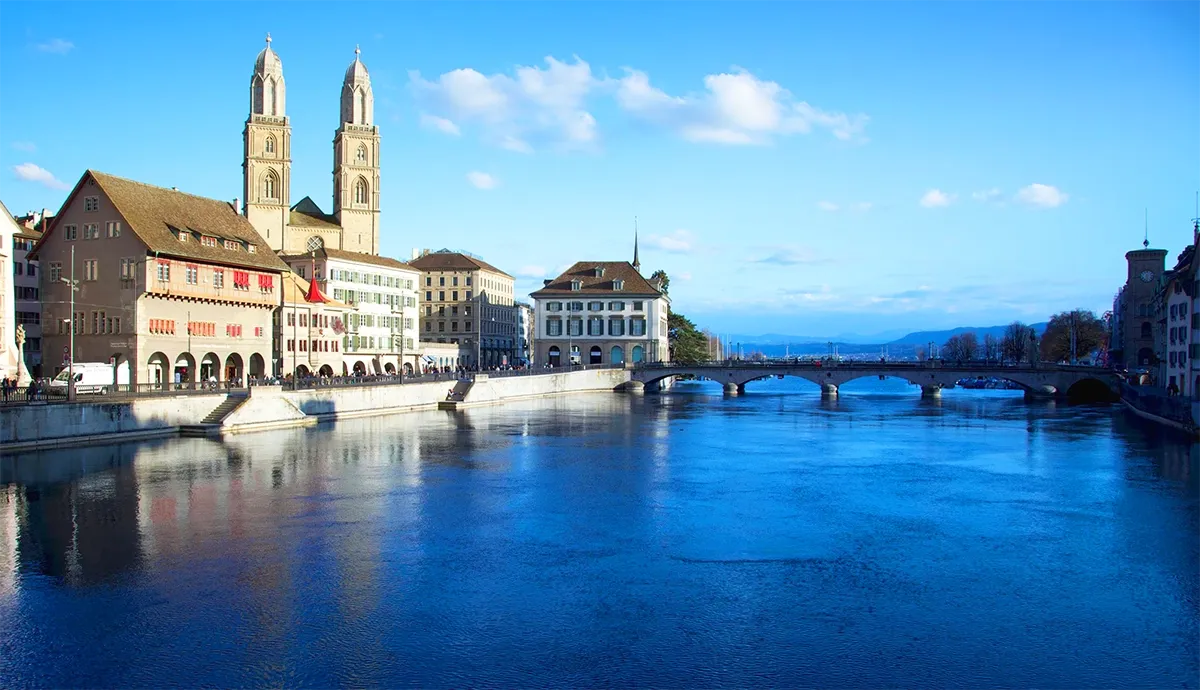 Nhà thờ Grossmünster là địa điểm du lịch nổi tiếng tại Zurich