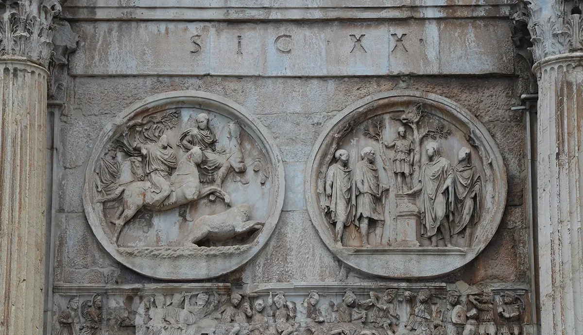 Trên thân công được chạm khắc nhiều bức phù điêu sinh động