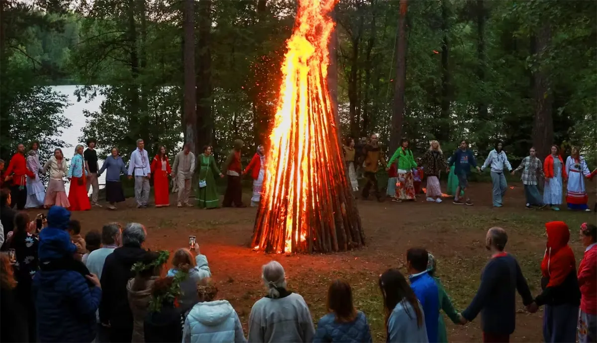 Mọi người sẽ cùng nắm tay nhảy múa bên quanh đám lửa lớn trong lễ hội