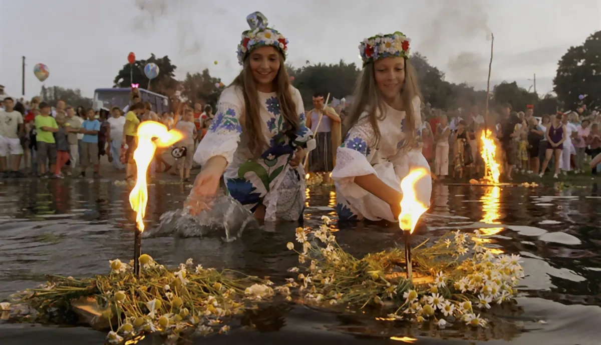 Thả vòng hoa dưới nước là hoạt động không thể thiếu trong lễ hội