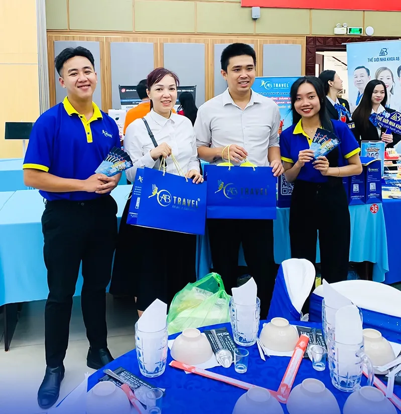 Khách hàng ghé tham quan gian hàng AB Travel