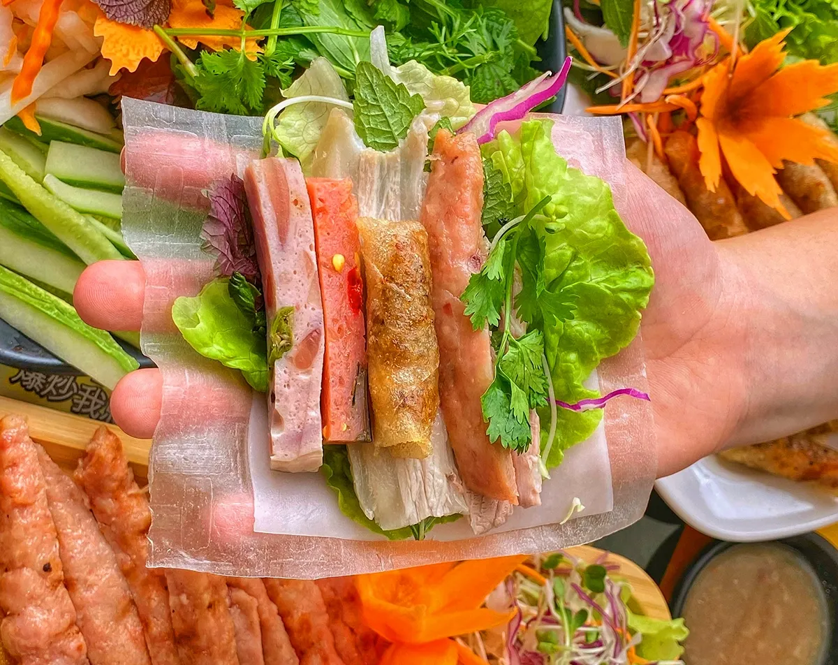 thưởng thức hương vị đặc trưng của ẩm thực Đà Lạt qua món chả ram - nem nướng