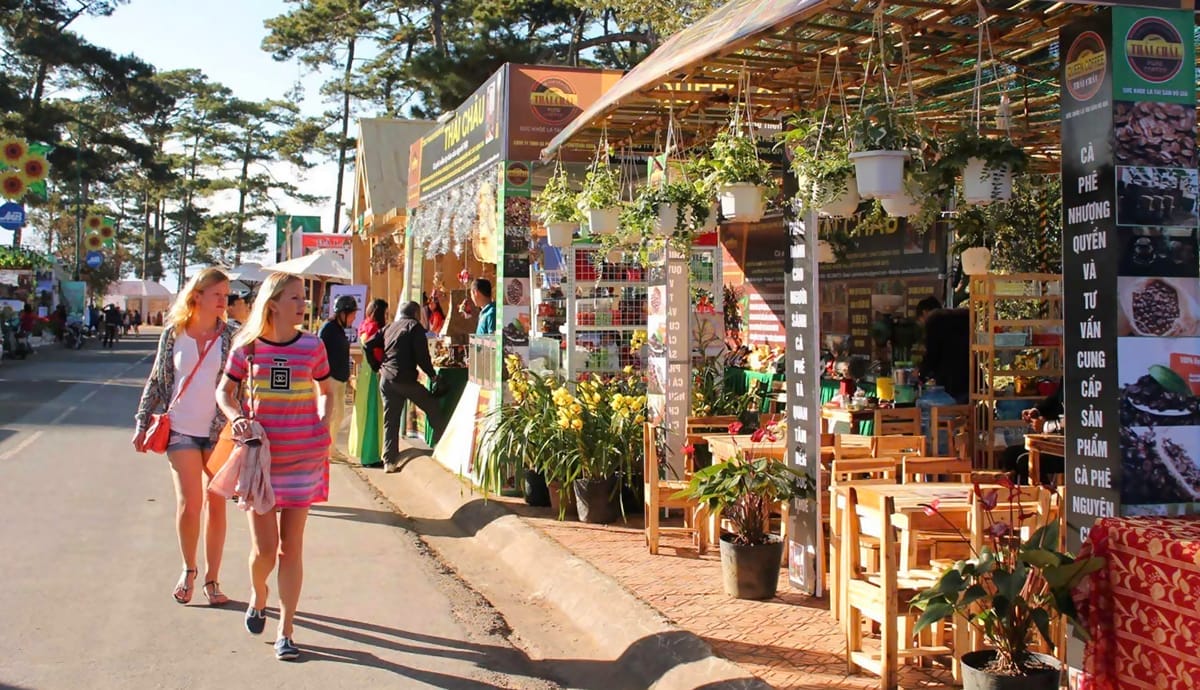 Du khách nước ngoài đến tham quan Festival Hoa Đà Lạt