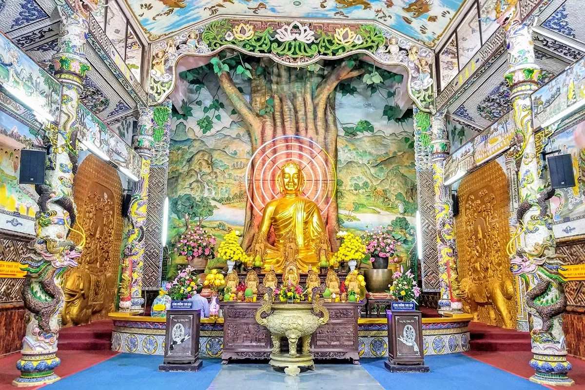 Bên trong chánh điện chùa Linh Phước - Đà Lạt