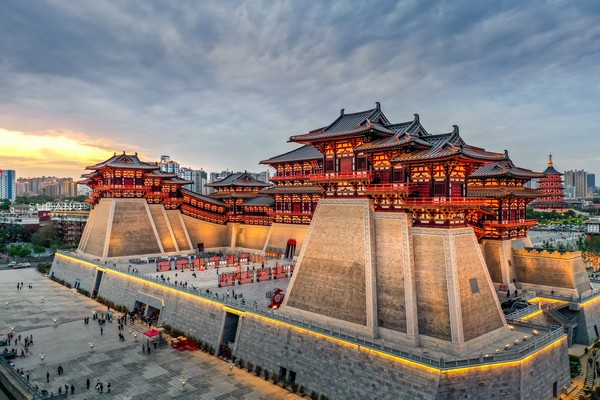 Ứng Thiên Môn tại Lạc Dương (Trung Quốc). Cổng cung điện thời Đường, nơi Võ Tắc Thiên lên ngôi.